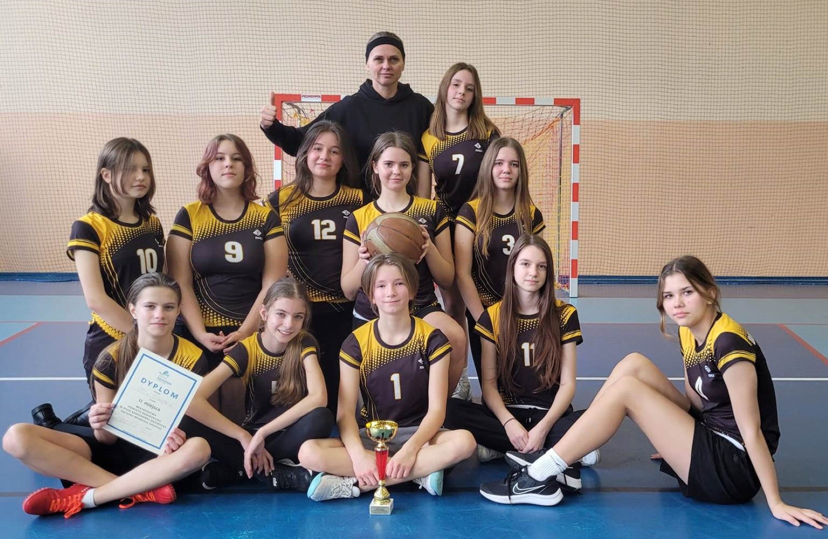 Szkolne sukcesy sportowe uczniw  ze Szkoy Podstawowej w Sawsku, w pice koszykowej.